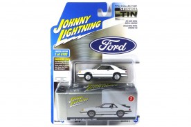 Preisvergleich für Autos: Johnny Lightning JLCT007B-1 Ford Mustang SVO weiss 1985 - TIN BOX Maßstab 1:6...